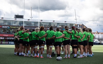 250926 Wales Women Captain’s Run - The Wales Women’ squad huddle up during Captains Run at Cardiff Arms Park ahead of the WXV match against the USA