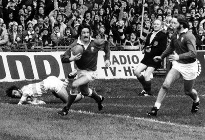 161076 - Wales XV v Argentina - Gerald Davies, with JPR Williams at his elbow, crosses the line to score for Wales