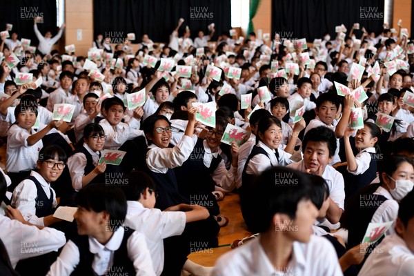 111019 - Wales Rugby School Visit - School children during a visit to Obiyama High School in Kumamoto