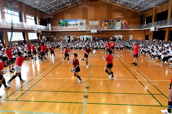 111019 - Wales Rugby School Visit - School Children during a visit to Obiyama High School in Kumamoto