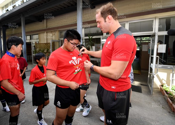 111019 - Wales Rugby School Visit - Alun Wyn Jones during a visit to Obiyama High School in Kumamoto