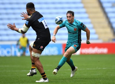 120921 - Wasps v Dragons - Preseason Friendly - Sam Davies of Dragons chips over Vaea Fifita of Wasps