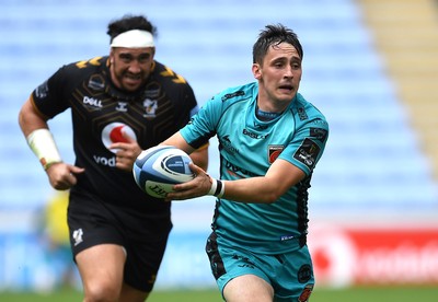 120921 - Wasps v Dragons - Preseason Friendly - Sam Davies of Dragons gets into space