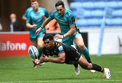 120921 - Wasps v Dragons - Preseason Friendly - Malakai Fekitoa of Wasps under pressure from Sam Davies of Dragons