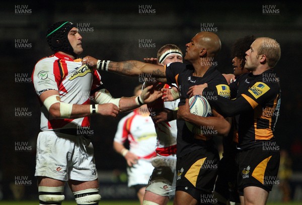 131012 London Wasps v Dragons - Amlin Challenge Cup - Rob Sidoli of Dragons tangles with Tom Varndell of Wasps 