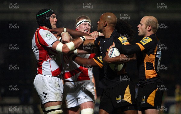 131012 London Wasps v Dragons - Amlin Challenge Cup - Rob Sidoli of Dragons tangles with Tom Varndell of Wasps 