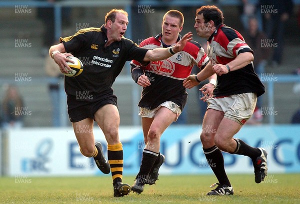 120403 - Wasps v Pontypridd - Parker Pen Cup Semi Final First Leg - Wasps' Captain Lawrence Dallaglio about to be tackled by Robert Sidoli (rt) as Ponty's Gethin Jenkins looks on 