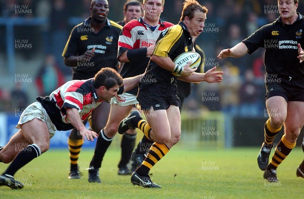 120403 - Wasps v Pontypridd - Parker Pen Cup Semi Final First Leg - Wasps' Mark Van Gisbergen slips out of tackle by Shaun James