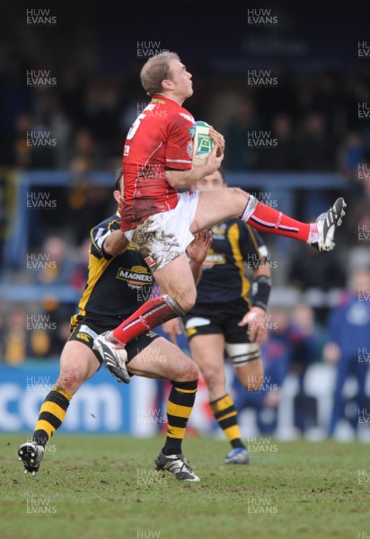 13.01.08 - Wasps v Llanelli Scarlets - Heineken Cup - Llanelli's Ceiron Thomas takes high ball 