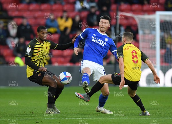 051220 - Watford v Cardiff City - Sky Bet Championship - Kieffer Moore of Cardiff City holds off the challenge from Tom Cleverley of Watford