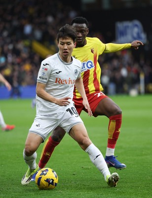 310126 - Watford v Swansea City, EFL Sky Bet Championship - Ji-Sung Eom of Swansea City holds off Mamadou Doumbia of Watford