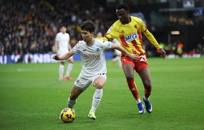 310126 - Watford v Swansea City, EFL Sky Bet Championship - Ji-Sung Eom of Swansea City holds off Mamadou Doumbia of Watford