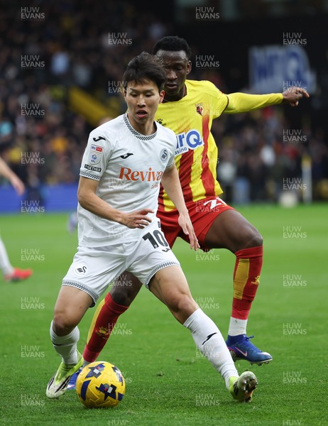 310126 - Watford v Swansea City, EFL Sky Bet Championship - Ji-Sung Eom of Swansea City holds off Mamadou Doumbia of Watford