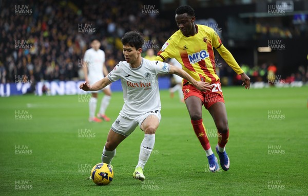 310126 - Watford v Swansea City, EFL Sky Bet Championship - Ji-Sung Eom of Swansea City holds off Mamadou Doumbia of Watford