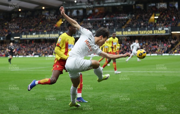 310126 - Watford v Swansea City, EFL Sky Bet Championship - Ji-Sung Eom of Swansea City crosses as Mamadou Doumbia of Watford challenges