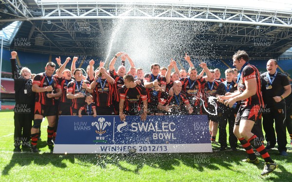 040513 - Wattstown v Fishguard & Goodwick - SWALEC Bowl Final -Wattstown players celebrate winning the SWALEC Bowl 