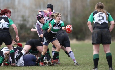 28.03.10 ... Waunarlwydd v Seven Sisters, WRU Women's National Plate Final 2009-10. -  Seven Sisters Emily Stephens feeds the ball out 