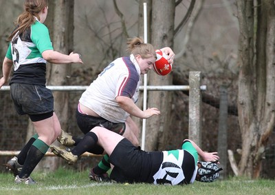 28.03.10 ... Waunarlwydd v Seven Sisters, WRU Women's National Plate Final 2009-10. -  Waunarlwydd's Carole Anne Burt powers over to score try 