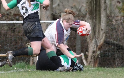 28.03.10 ... Waunarlwydd v Seven Sisters, WRU Women's National Plate Final 2009-10. -  Waunarlwydd's Carole Anne Burt powers over to score try 