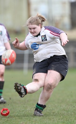 28.03.10 ... Waunarlwydd v Seven Sisters, WRU Women's National Plate Final 2009-10. -  Waunarlwydd's Carole Anne Burt kicks penalty 