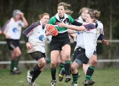 28.03.10 ... Waunarlwydd v Seven Sisters, WRU Women's National Plate Final 2009-10. -  Seven Sisters' Layla John charges forward 