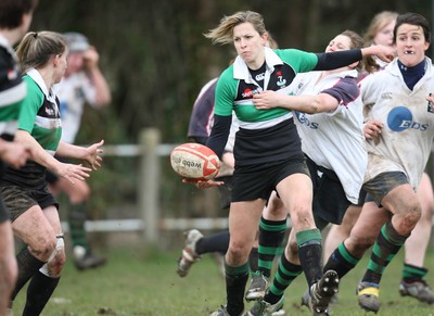 28.03.10 ... Waunarlwydd v Seven Sisters, WRU Women's National Plate Final 2009-10. -  Seven Sisters' Layla John charges forward 