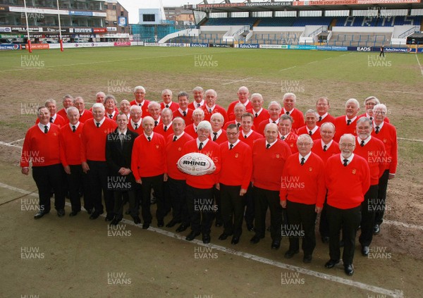 250413 Welsh Academicals RFC v Cardiff Medicals RFC - Dr Jack Matthews Tribute match -Cardiff Choir entertain the crowd before kick off