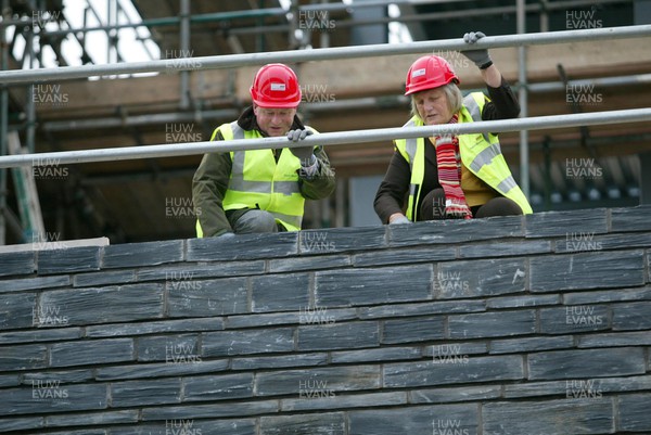 251104 - National Assembly of Wales - Presiding Officer Lord Dafydd Elis-Thomas and Sue Essex at the topping out ceremony on the new National Assembly building in Cardiff Bay