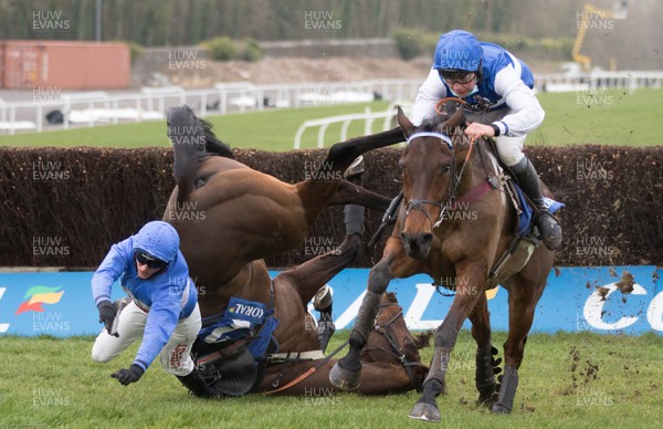 090121 - 2020 Coral Welsh Grand National Meeting - Cepage ridden by Charlie Deutsch, right, comes away to win the second race, The Watch Racing For Free at Coral Handicap Steeple Chase, as Espirit du Large ridden by Adam Wedge take s a fall