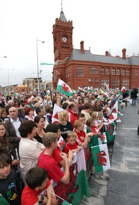 26.08.08 Crowds greet Wales' Olympic athletes as they arrive in Cardiff Bay 