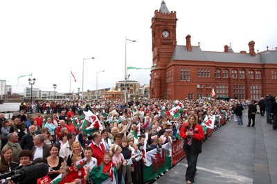 26.08.08 Crowds greet Wales' Olympic athletes as they arrive in Cardiff Bay 