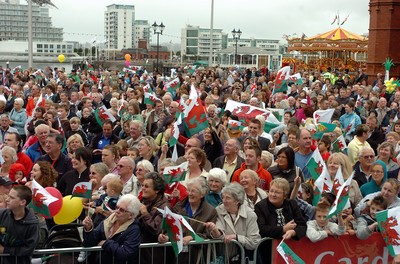 26.08.08 Crowds greet Wales' Olympic athletes as they arrive in Cardiff Bay 