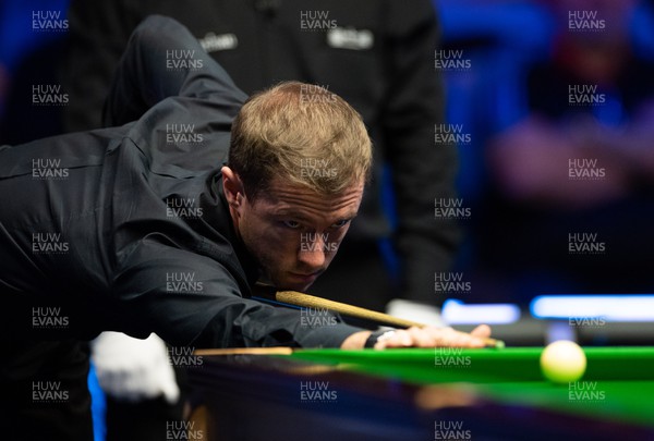 040322 Bet Victor Welsh Open 2022 - Jack Lisowski in action during his match against Ali Carter at the Bet Victor Welsh Open in Newport