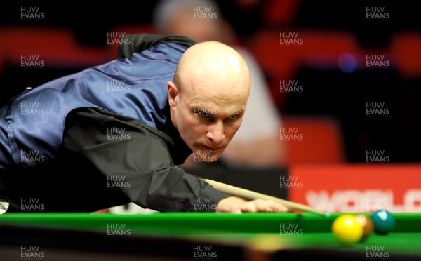 16.02.09 - Welsh Open Snooker - Andy Hicks during round 1 of The Welsh Open. 