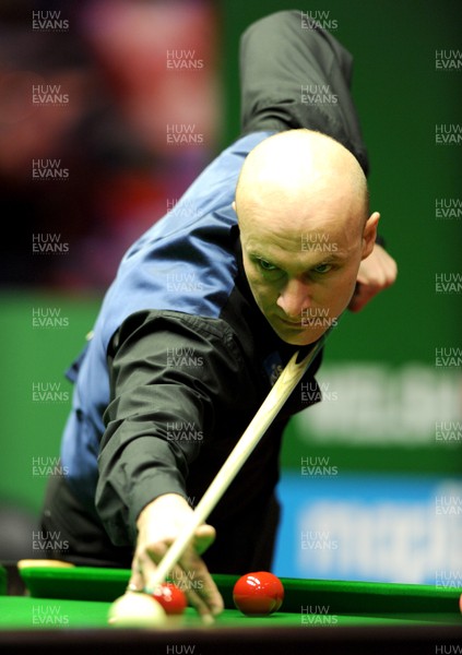 16.02.09 - Welsh Open Snooker - Andy Hicks during round 1 of The Welsh Open. 