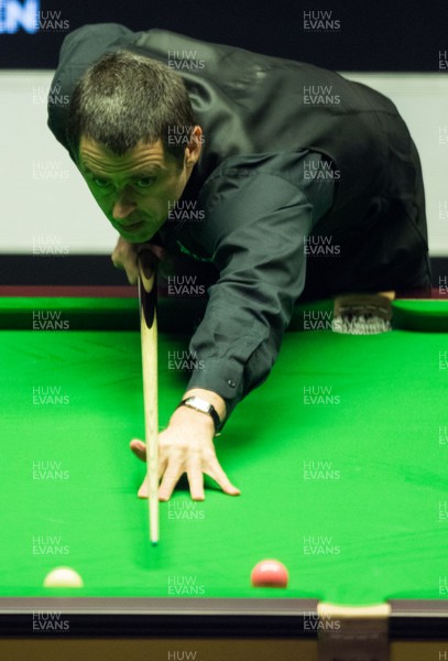 280218 - Welsh Open Snooker, Motorpoint Arena, Cardiff - Ronnie O'Sullivan during his  second round match against Graeme Dott 