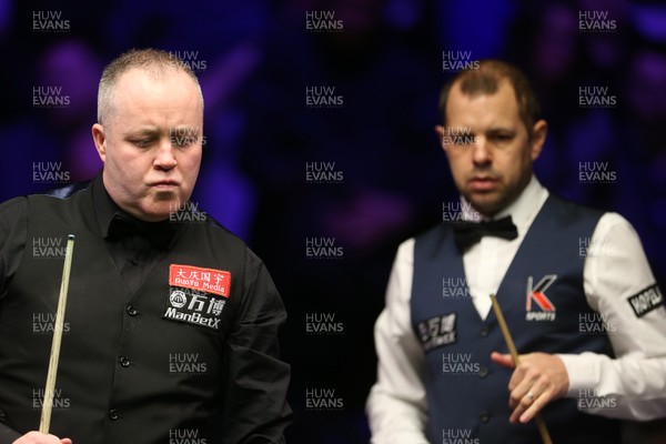 040318 - Welsh Open Snooker Final - John Higgins and Barry Hawkins at the table