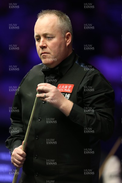 040318 - Welsh Open Snooker Final - John Higgins during play