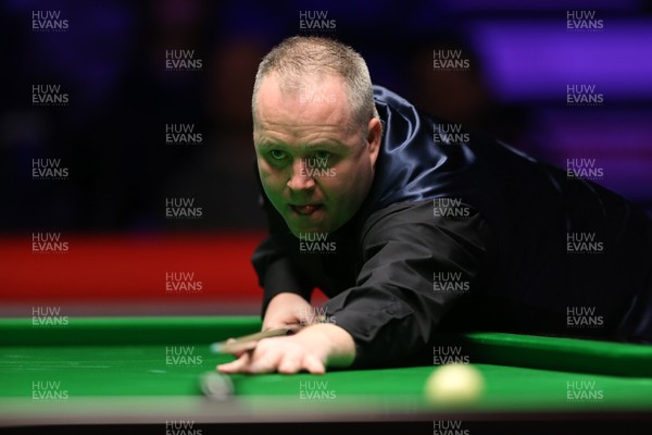 040318 - Welsh Open Snooker Final - John Higgins during play