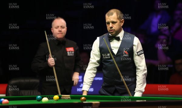 040318 - Welsh Open Snooker Final - John Higgins and Barry Hawkins stand at the table