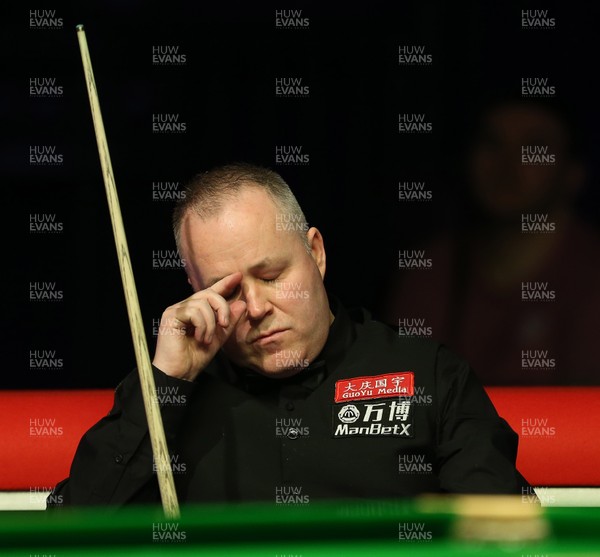 040318 - Welsh Open Snooker Final - A dejected John Higgins during play