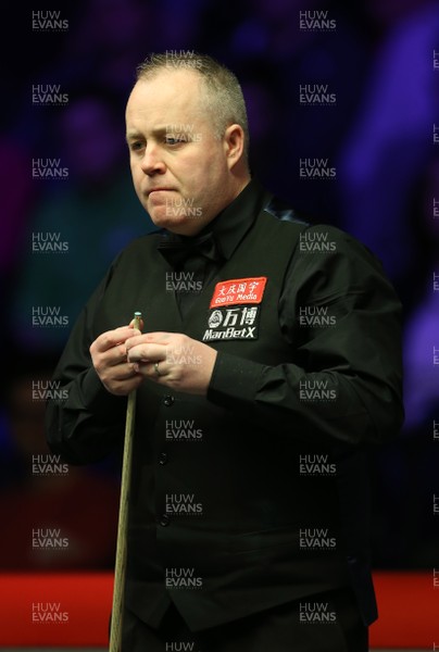 040318 - Welsh Open Snooker Final - John Higgins chalks up during play