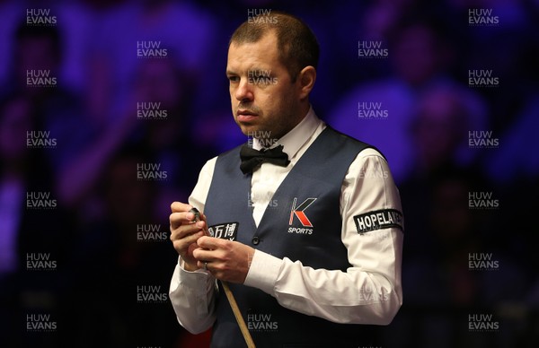 040318 - Welsh Open Snooker Final - Barry Hawkins chalks up during play
