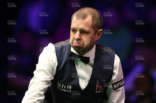 040318 - Welsh Open Snooker Final - Barry Hawkins looking dejected during play