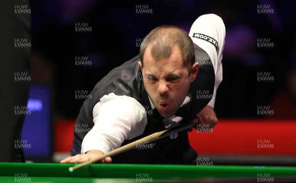 040318 - Welsh Open Snooker Final - Barry Hawkins looking frustrated during play