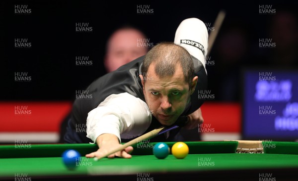 040318 - Welsh Open Snooker Final - Barry Hawkins plays a shot