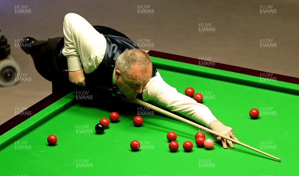 040318 - Welsh Open Snooker Final - John Higgins plays a shot