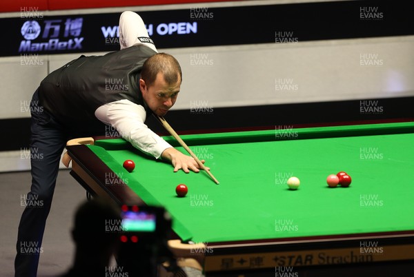 040318 - Welsh Open Snooker Final - Barry Hawkins plays a shot