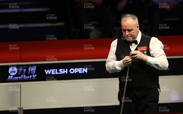 040318 - Welsh Open Snooker Final - John Higgins chalks up during play