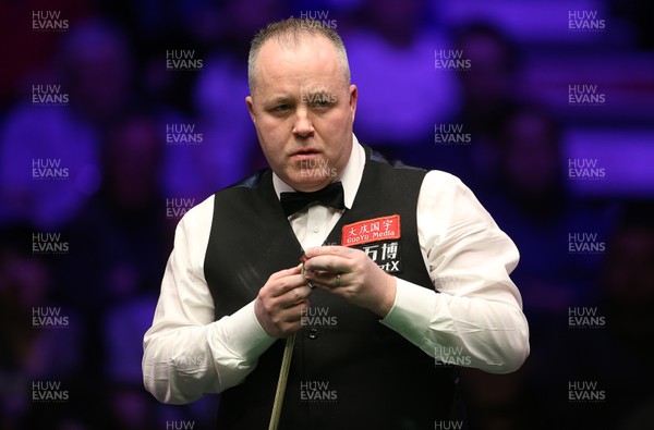 040318 - Welsh Open Snooker Final - John Higgins chalks up in the final frame